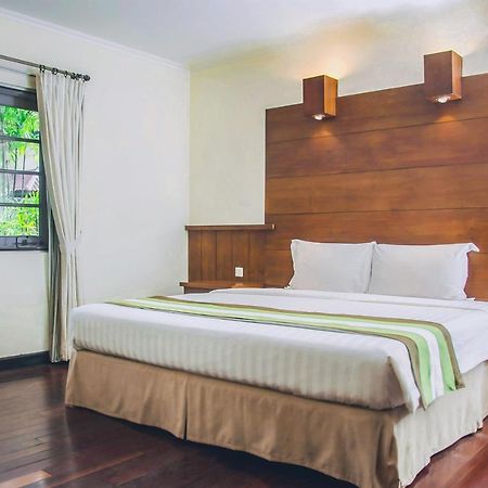 Whiz Prime Hotel Darmo Harapan Surabaya Buitenkant foto