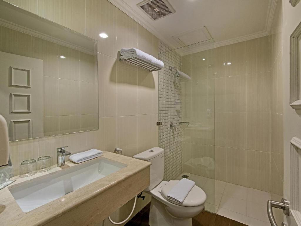 Whiz Prime Hotel Darmo Harapan Surabaya Buitenkant foto