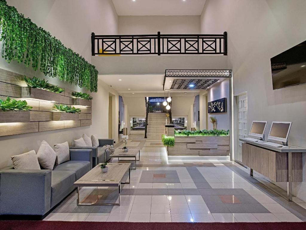 Whiz Prime Hotel Darmo Harapan Surabaya Buitenkant foto