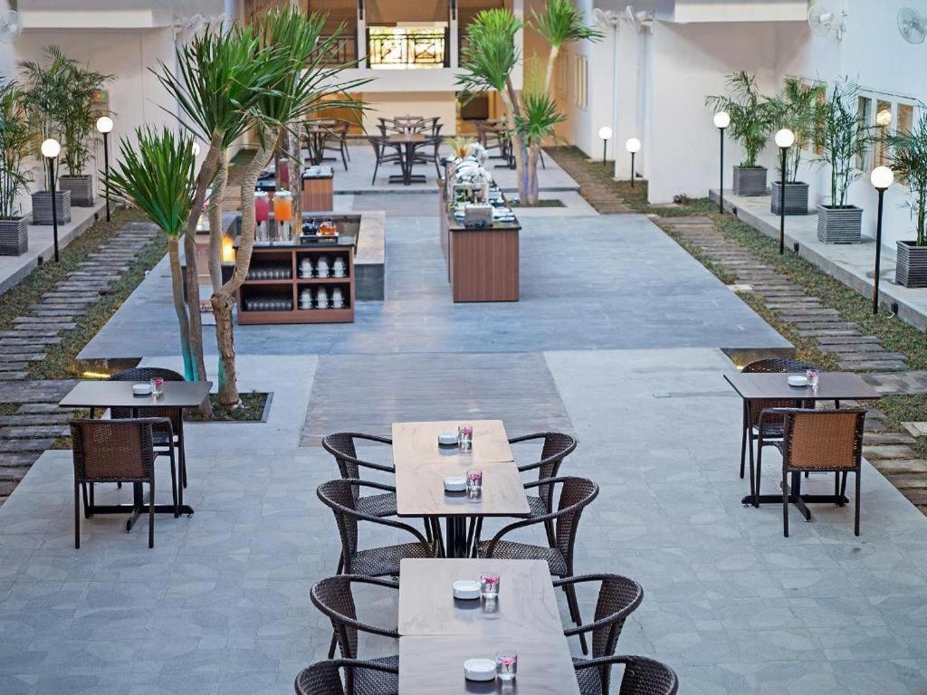Whiz Prime Hotel Darmo Harapan Surabaya Buitenkant foto
