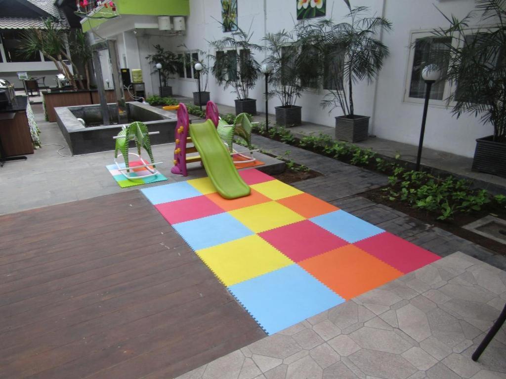 Whiz Prime Hotel Darmo Harapan Surabaya Buitenkant foto