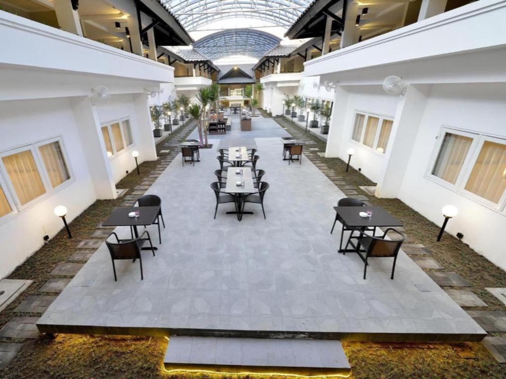 Whiz Prime Hotel Darmo Harapan Surabaya Buitenkant foto