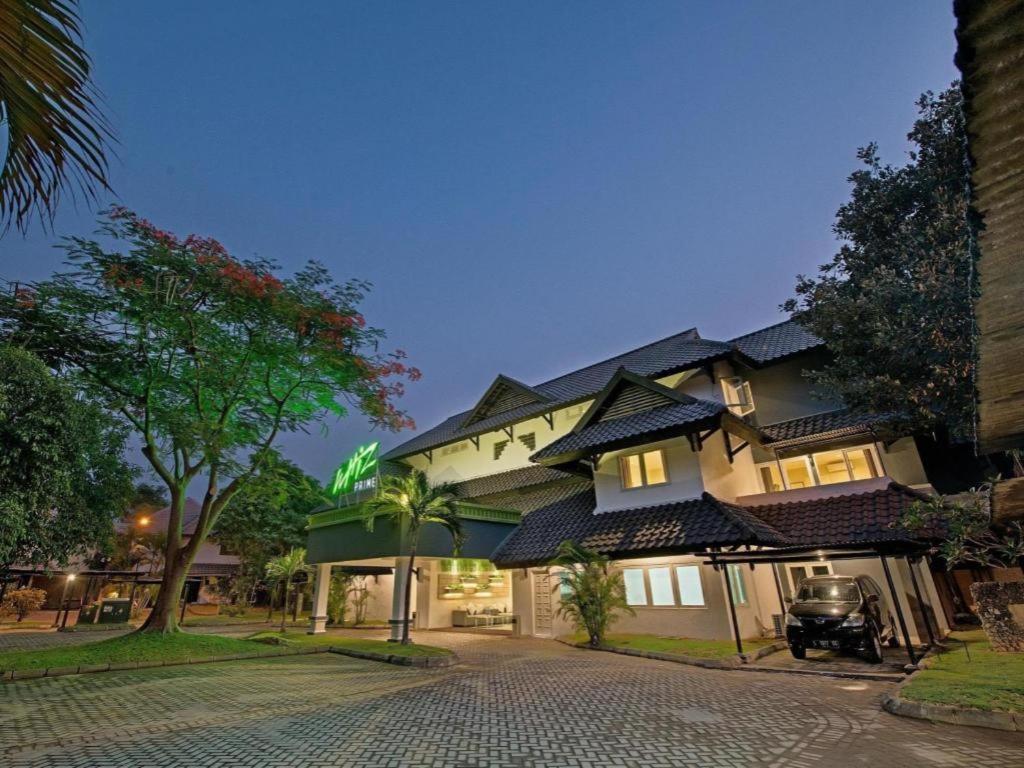 Whiz Prime Hotel Darmo Harapan Surabaya Buitenkant foto