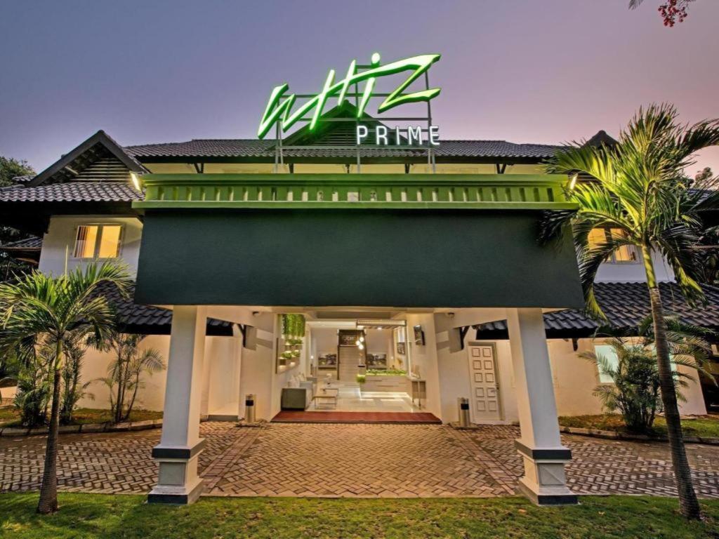 Whiz Prime Hotel Darmo Harapan Surabaya Buitenkant foto