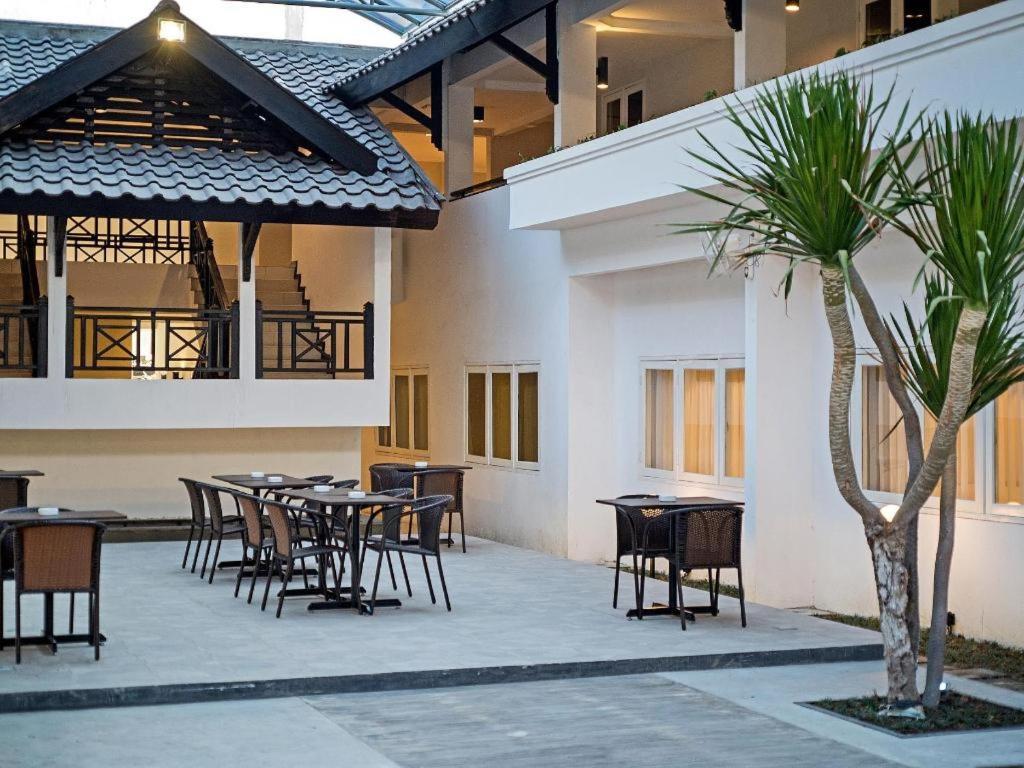 Whiz Prime Hotel Darmo Harapan Surabaya Buitenkant foto