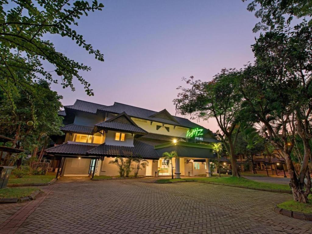Whiz Prime Hotel Darmo Harapan Surabaya Buitenkant foto