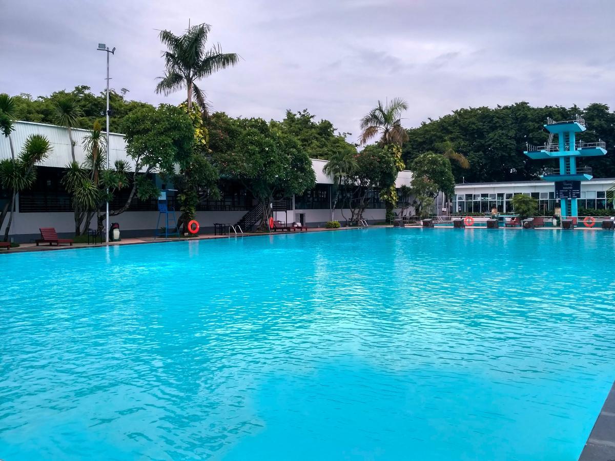 Whiz Prime Hotel Darmo Harapan Surabaya Buitenkant foto