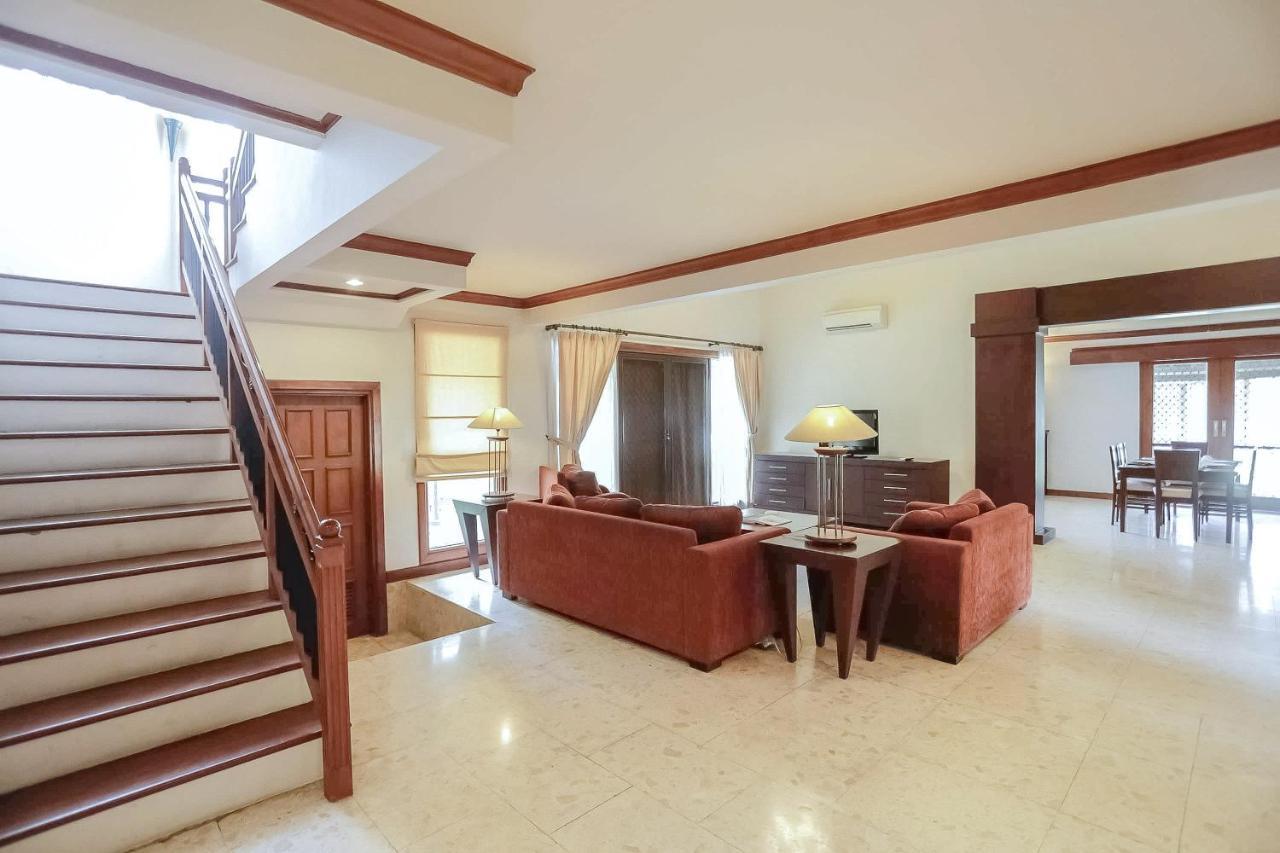 Whiz Prime Hotel Darmo Harapan Surabaya Buitenkant foto