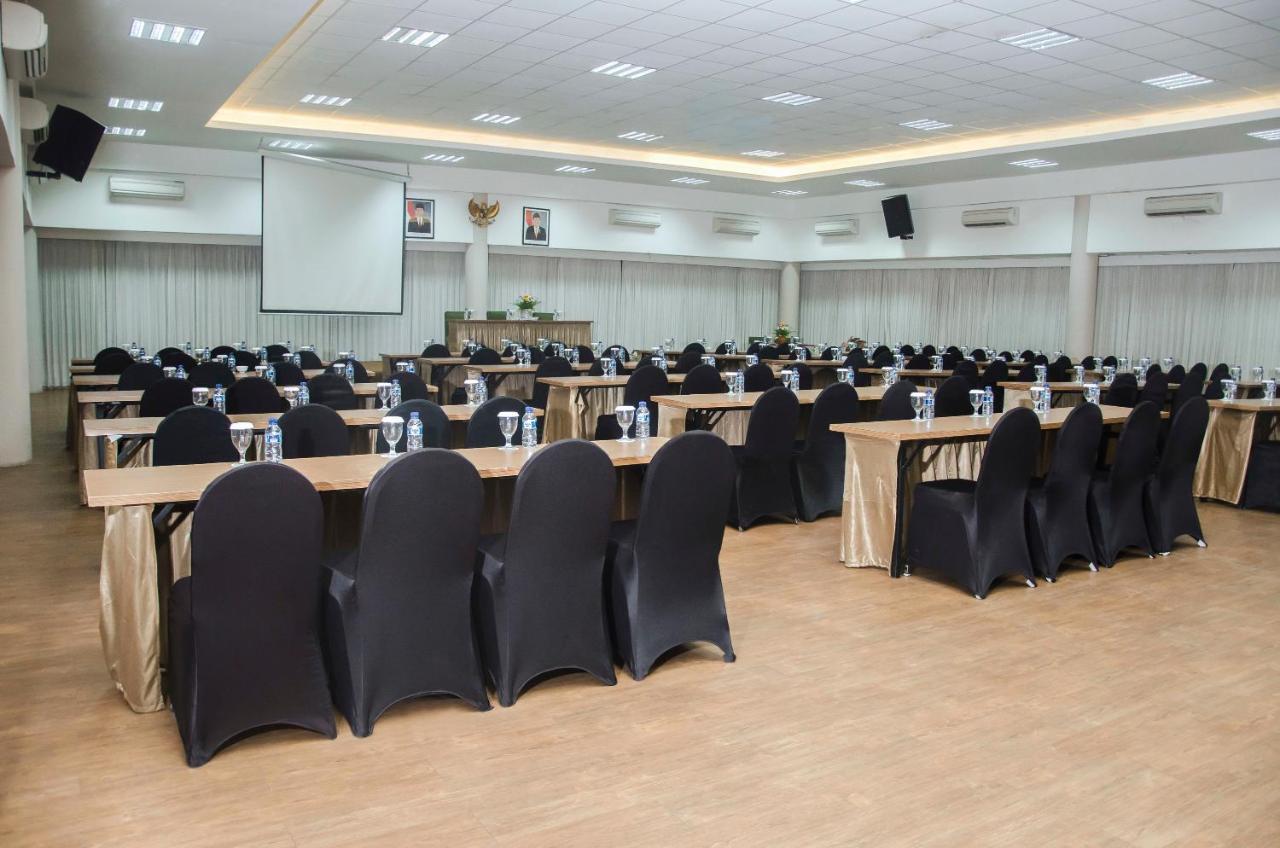 Whiz Prime Hotel Darmo Harapan Surabaya Buitenkant foto