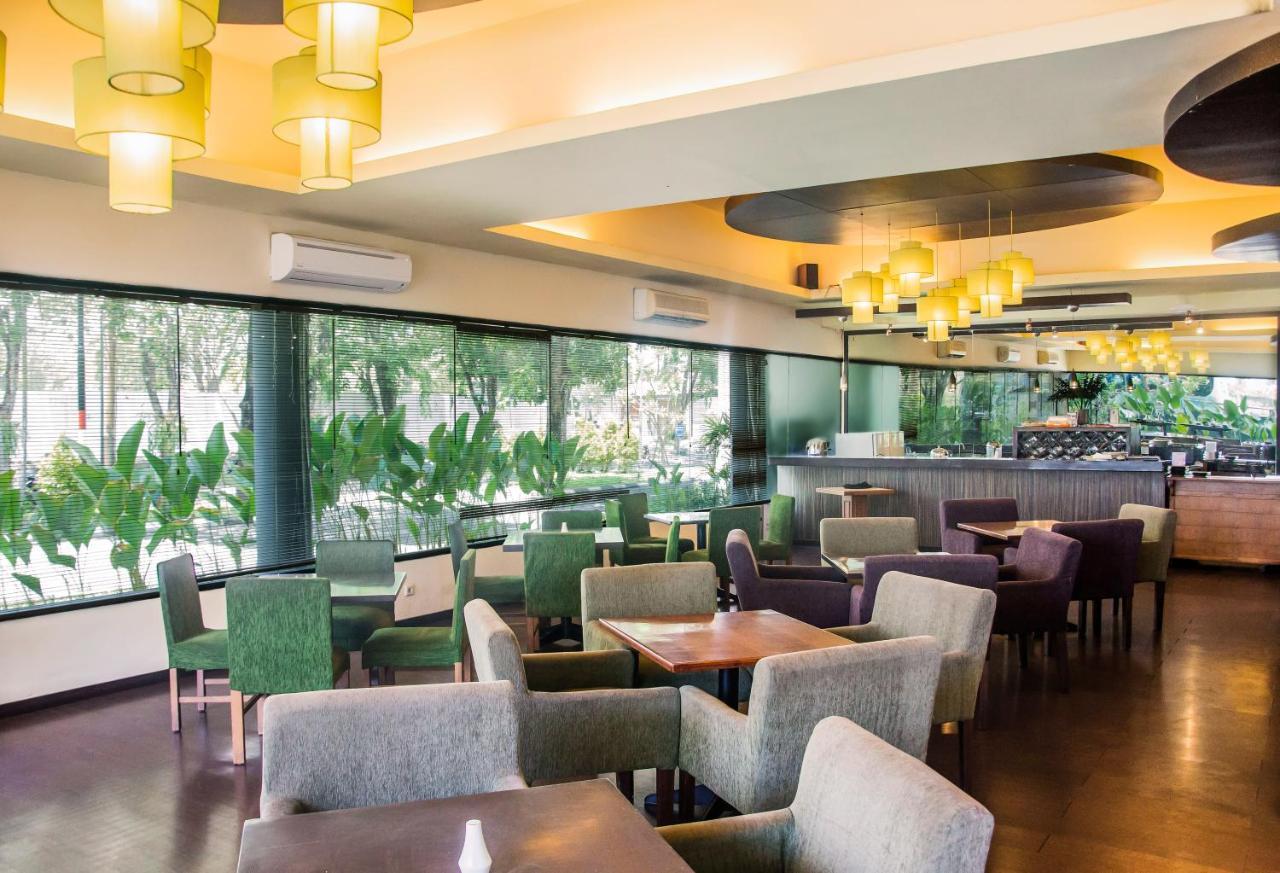 Whiz Prime Hotel Darmo Harapan Surabaya Buitenkant foto