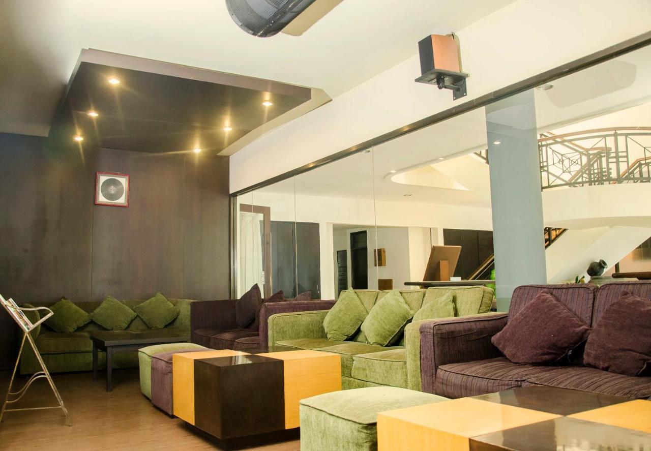 Whiz Prime Hotel Darmo Harapan Surabaya Buitenkant foto