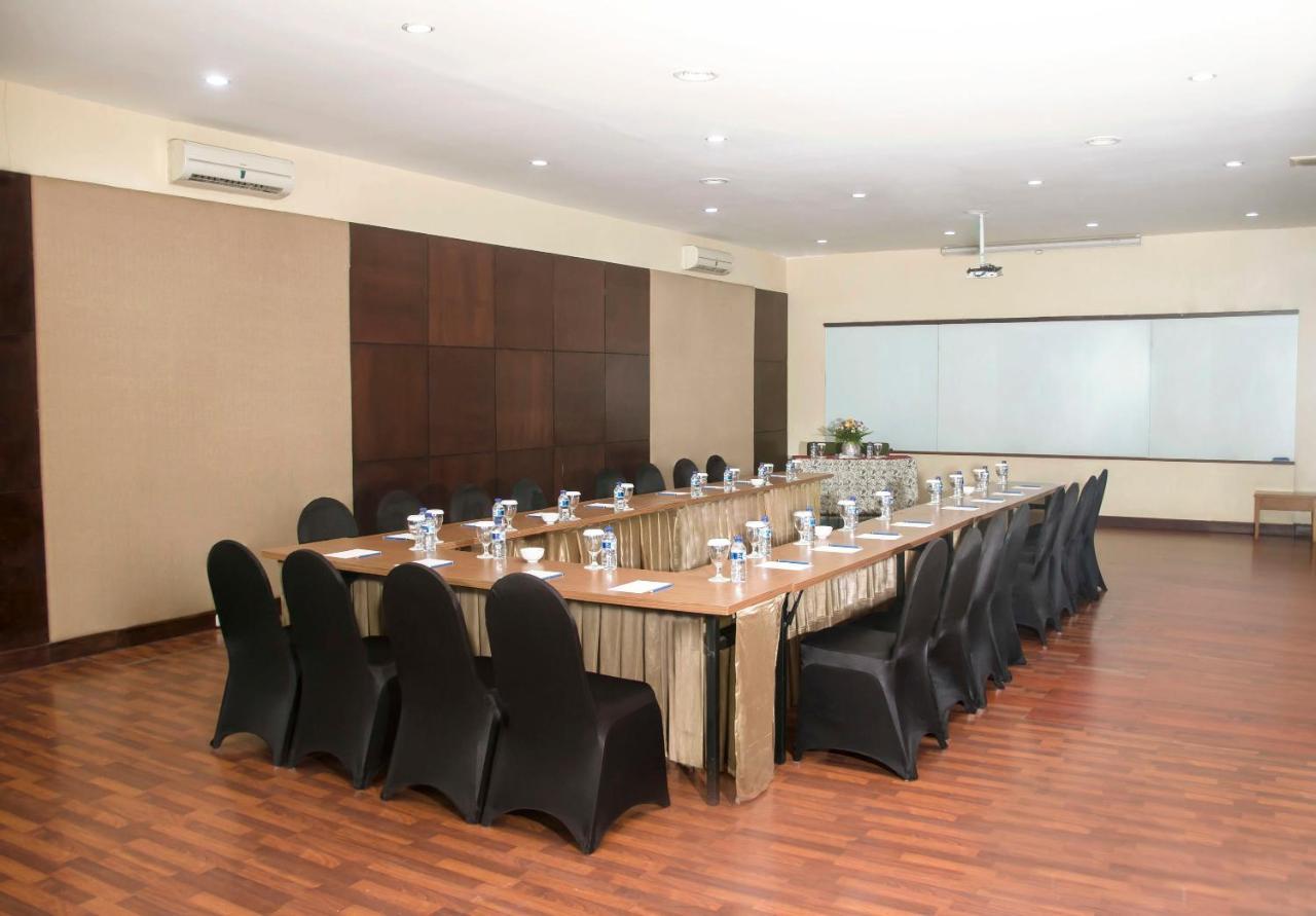 Whiz Prime Hotel Darmo Harapan Surabaya Buitenkant foto