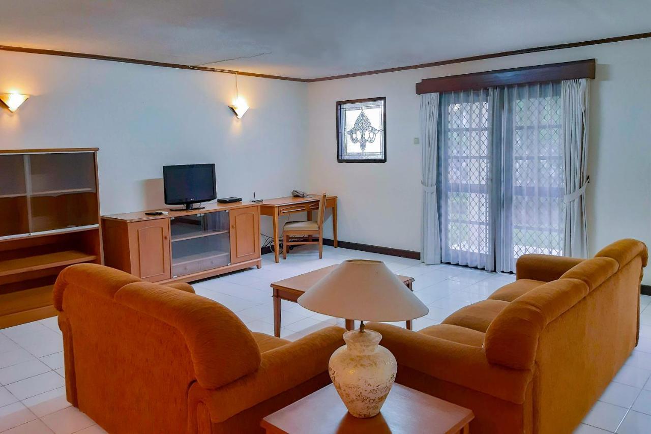 Whiz Prime Hotel Darmo Harapan Surabaya Buitenkant foto