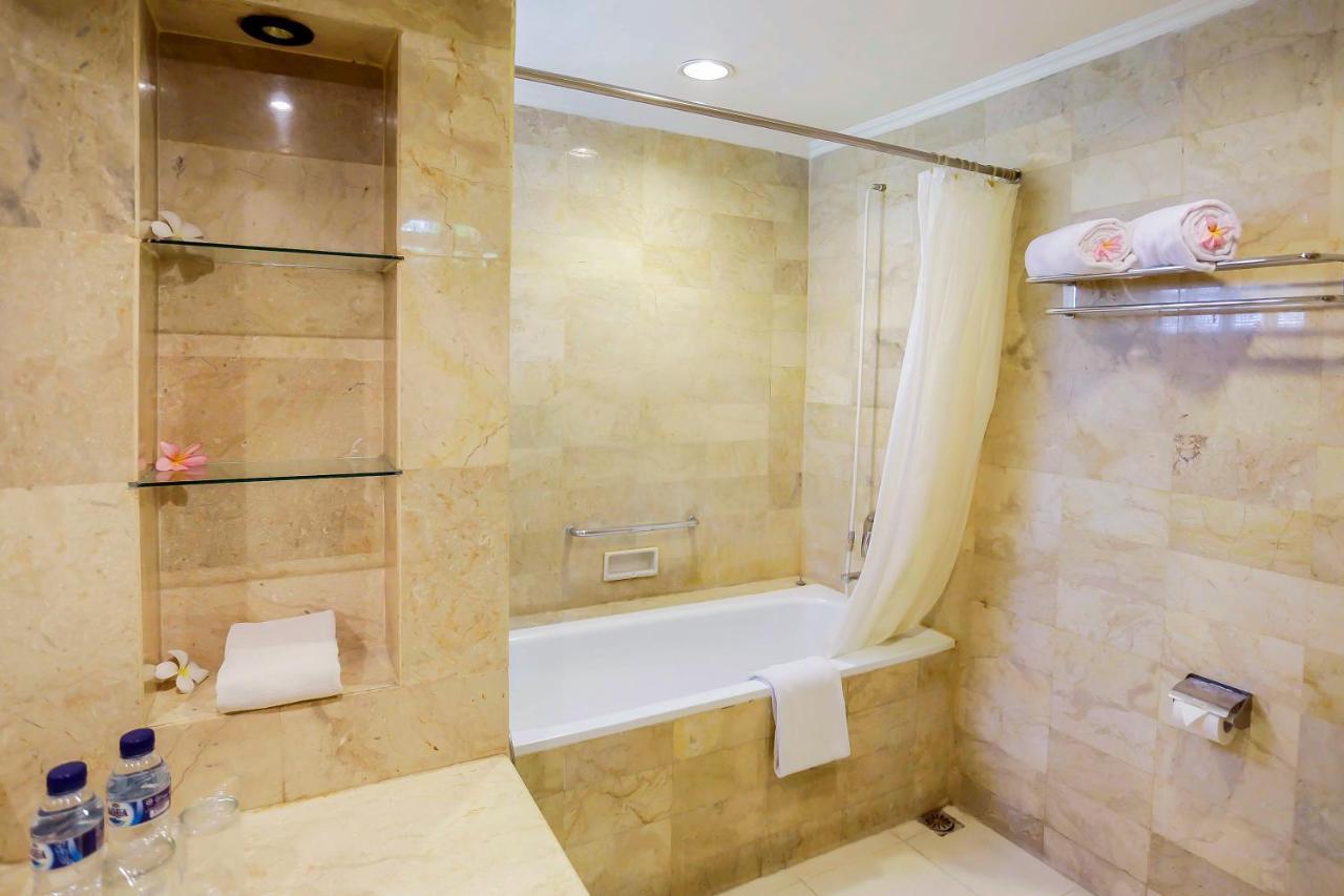 Whiz Prime Hotel Darmo Harapan Surabaya Buitenkant foto