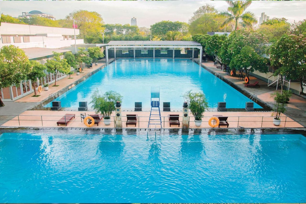 Whiz Prime Hotel Darmo Harapan Surabaya Buitenkant foto