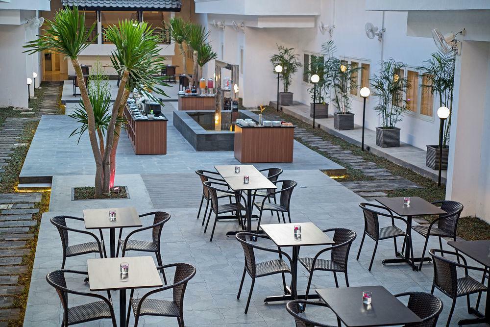 Whiz Prime Hotel Darmo Harapan Surabaya Buitenkant foto