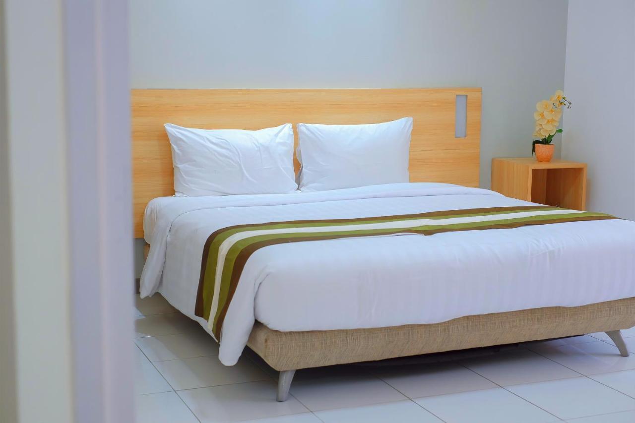 Whiz Prime Hotel Darmo Harapan Surabaya Buitenkant foto