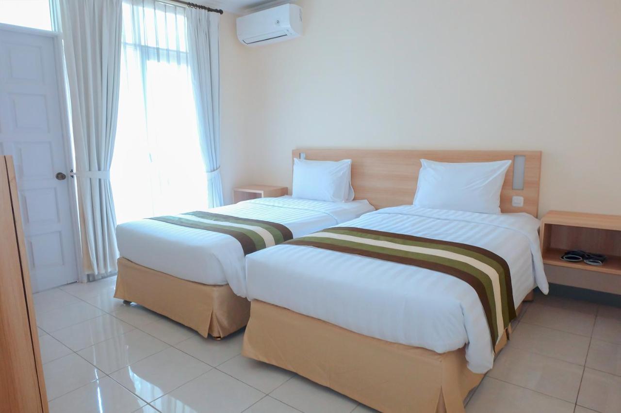 Whiz Prime Hotel Darmo Harapan Surabaya Buitenkant foto