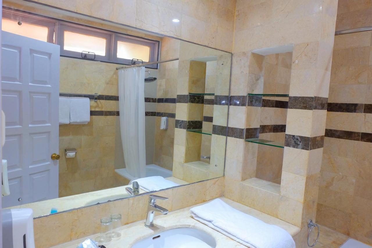 Whiz Prime Hotel Darmo Harapan Surabaya Buitenkant foto