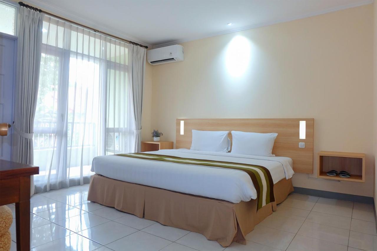 Whiz Prime Hotel Darmo Harapan Surabaya Buitenkant foto