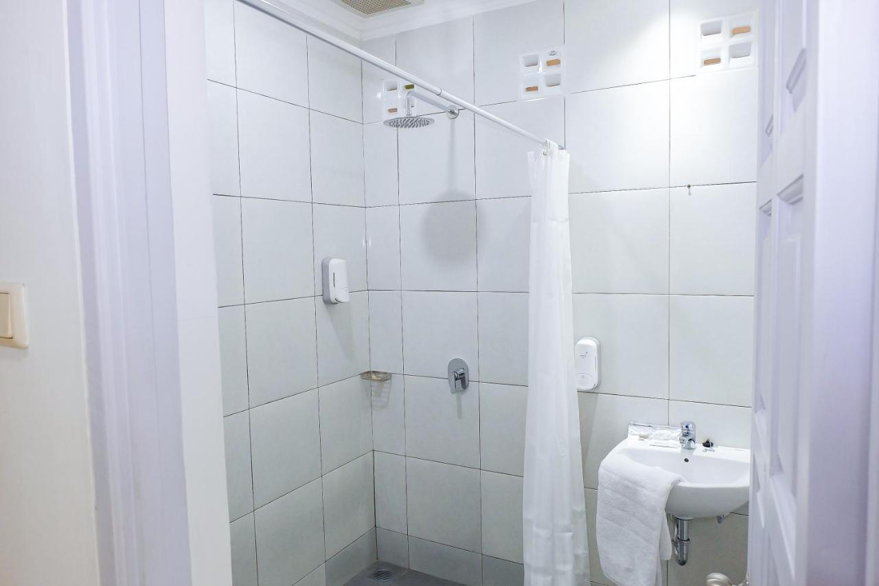 Whiz Prime Hotel Darmo Harapan Surabaya Buitenkant foto