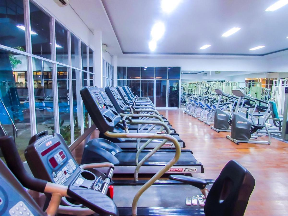 Whiz Prime Hotel Darmo Harapan Surabaya Buitenkant foto